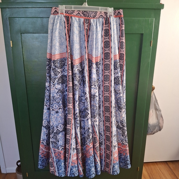 Versona Dresses & Skirts - 🌹 Elegant Versona Skirt 🌹
